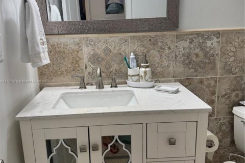 Condo in North Bay Village, Florida, 1 bedroom  № 1863015 - photo 19