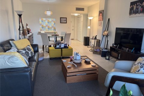 Condo in North Bay Village, Florida, 1 bedroom  № 1863015 - photo 12