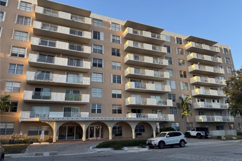 Condo in North Bay Village, Florida, 1 bedroom  № 1863015 - photo 2