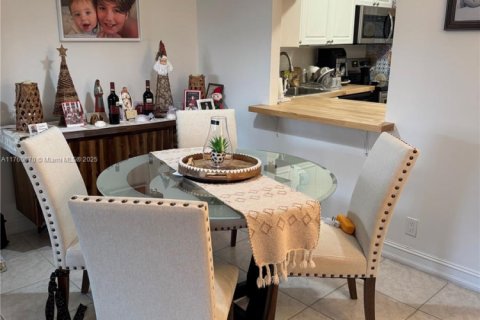 Condo in North Bay Village, Florida, 1 bedroom  № 1863015 - photo 9