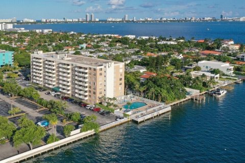 Condo in North Bay Village, Florida, 1 bedroom  № 1863015 - photo 1