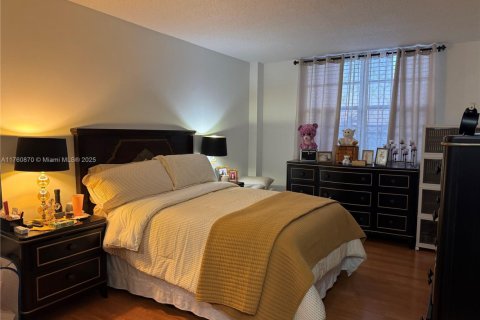 Condo in North Bay Village, Florida, 1 bedroom  № 1863015 - photo 15