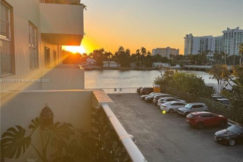 Condo in North Bay Village, Florida, 1 bedroom  № 1863015 - photo 13