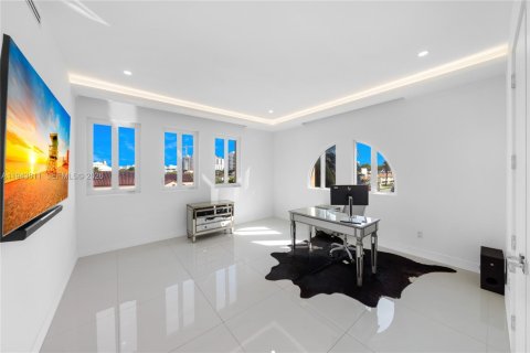 Снять в аренду кондоминиум в Корал-Гейблс, Флорида 3 спальни, 366.87м2, № 2001902 - фото 10