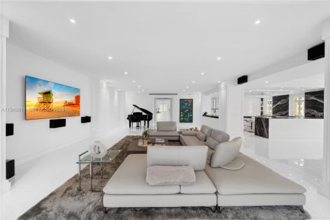 Снять в аренду кондоминиум в Корал-Гейблс, Флорида 3 спальни, 366.87м2, № 2001902 - фото 3