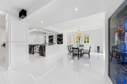 Снять в аренду кондоминиум в Корал-Гейблс, Флорида 3 спальни, 366.87м2, № 2001902 - фото 4