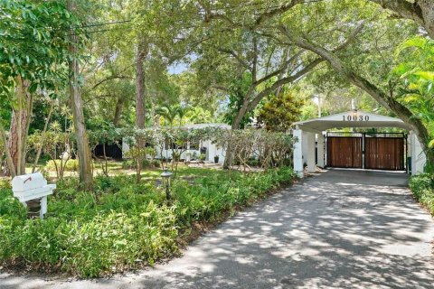 House in Saint Petersburg, Florida 3 bedrooms, 239.41 sq.m. № 2354513