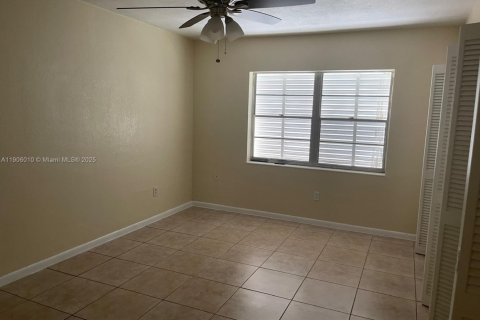 Villa ou maison à louer à Cutler Bay, Floride: 3 chambres, 117.06 m2 № 1956654 - photo 9