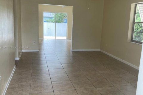 Villa ou maison à louer à Cutler Bay, Floride: 3 chambres, 117.06 m2 № 1956654 - photo 1