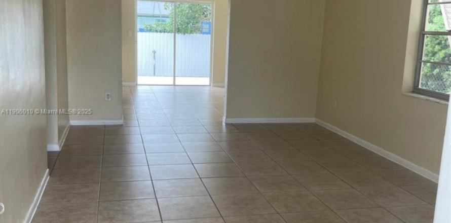 Villa ou maison à Cutler Bay, Floride 3 chambres, 117.06 m2 № 1956654