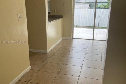 Villa ou maison à louer à Cutler Bay, Floride: 3 chambres, 117.06 m2 № 1956654 - photo 2