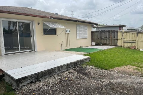 Villa ou maison à louer à Cutler Bay, Floride: 3 chambres, 117.06 m2 № 1956654 - photo 11