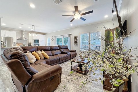 House in Haines City, Florida 3 bedrooms, 195.84 sq.m. № 2224638 - photo 9