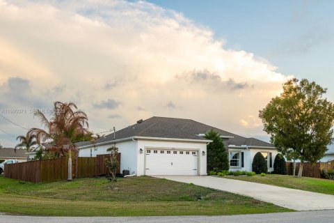 Villa ou maison à vendre à Port St. Lucie, Floride: 4 chambres, 221.01 m2 № 2058982 - photo 2