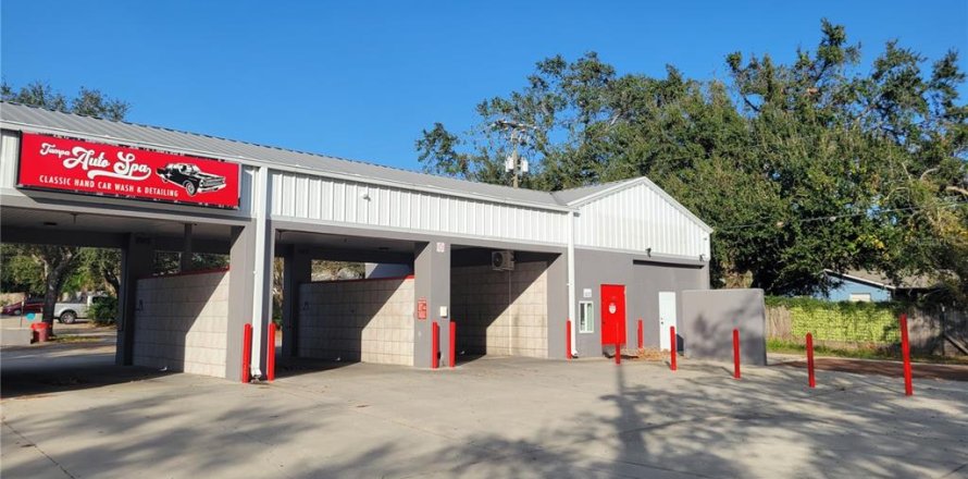 Commercial property in Seffner, Florida № 1724336
