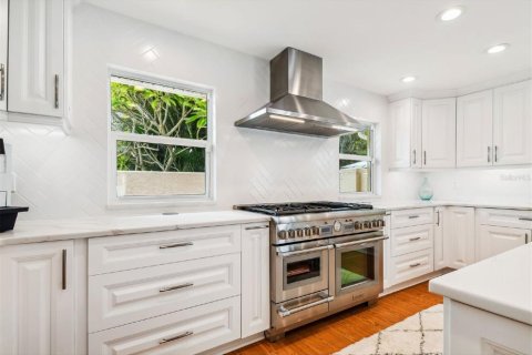 House in Saint Petersburg, Florida 4 bedrooms, 278.8 sq.m. № 1772954 - photo 17