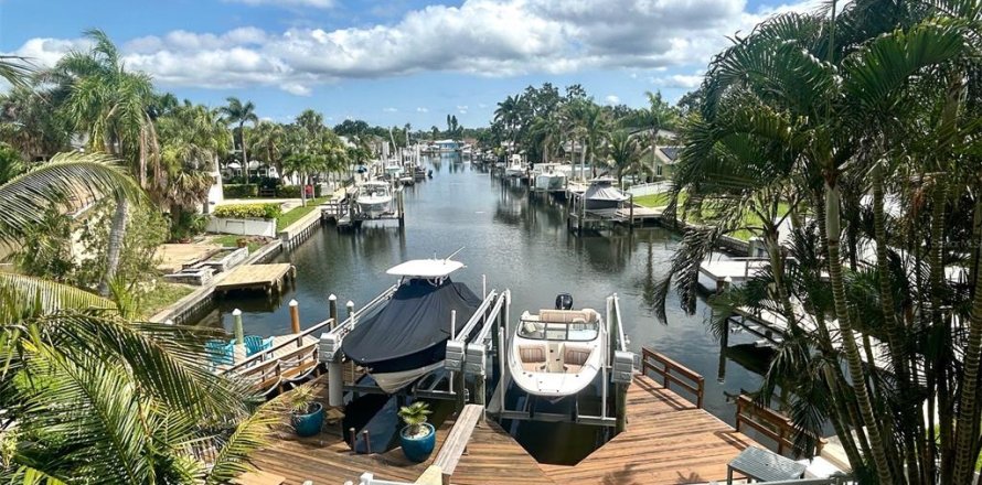 House in Saint Petersburg, Florida 4 bedrooms, 278.8 sq.m. № 1772954