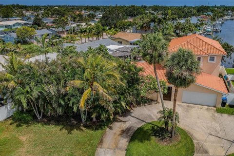 House in Saint Petersburg, Florida 4 bedrooms, 278.8 sq.m. № 1772954 - photo 2