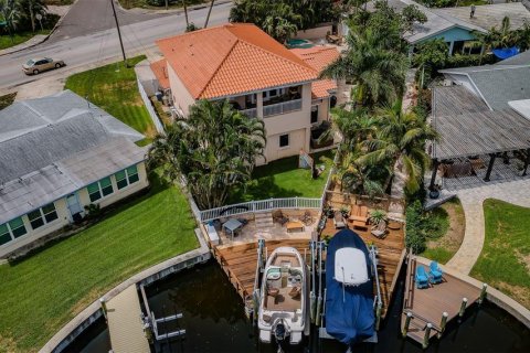 House in Saint Petersburg, Florida 4 bedrooms, 278.8 sq.m. № 1772954 - photo 9