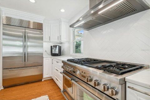 House in Saint Petersburg, Florida 4 bedrooms, 278.8 sq.m. № 1772954 - photo 18