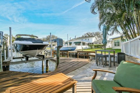 House in Saint Petersburg, Florida 4 bedrooms, 278.8 sq.m. № 1772954 - photo 8