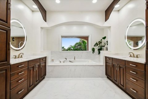 House in Saint Petersburg, Florida 4 bedrooms, 278.8 sq.m. № 1772954 - photo 27