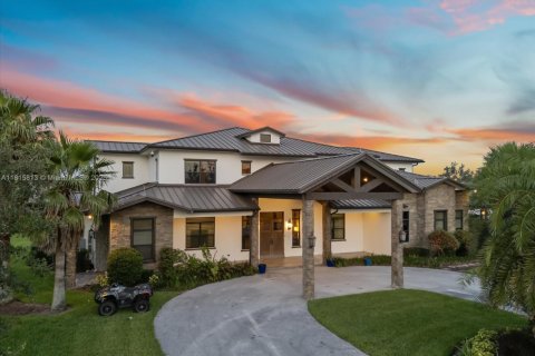 House in Port St. Lucie, Florida 6 bedrooms, 1039.48 sq.m. № 1801121 - photo 1