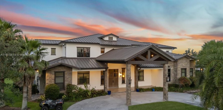 House in Port St. Lucie, Florida 6 bedrooms, 1039.48 sq.m. № 1801121