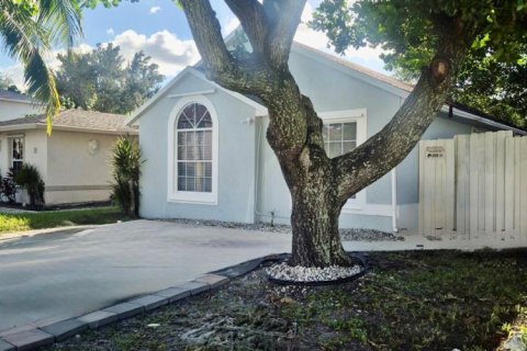 Villa ou maison à vendre à West Palm Beach, Floride: 3 chambres, 110.46 m2 № 2245214 - photo 2
