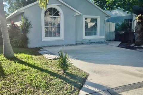 House in West Palm Beach, Florida 3 bedrooms, 110.46 sq.m. № 2245214