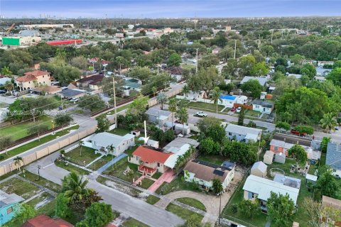 Casa en venta en Hollywood, Florida, 4 dormitorios, 171.59 m2 № 2076746 - foto 13