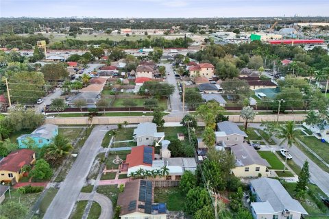 Casa en venta en Hollywood, Florida, 4 dormitorios, 171.59 m2 № 2076746 - foto 14