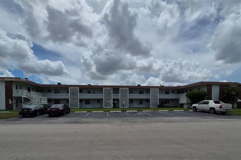 Condominio en venta en Lauderhill, Florida, 1 dormitorio, 67.82 m2 № 1977235 - foto 1