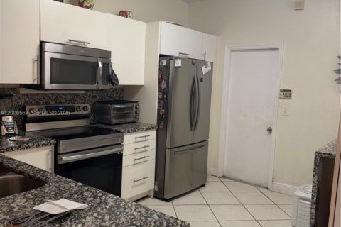 Townhouse in Weston, Florida 4 bedrooms, 161.37 sq.m. № 2071055 - photo 3