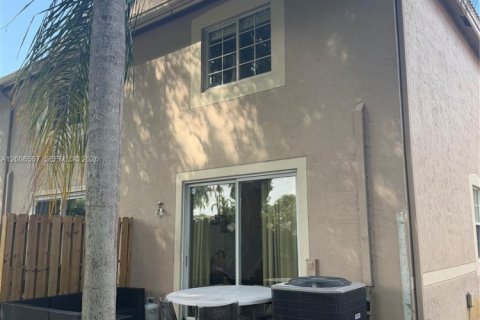Townhouse in Weston, Florida 4 bedrooms, 161.37 sq.m. № 2071055 - photo 4
