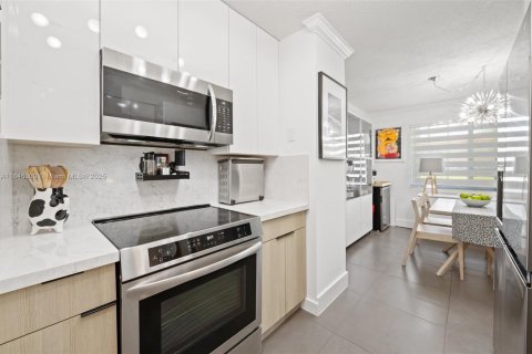 Condominio en venta en Pembroke Pines, Florida, 2 dormitorios, 91.51 m2 № 1844206 - foto 14