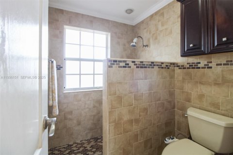 House in Miami, Florida 4 bedrooms, 189.8 sq.m. № 1994090 - photo 10