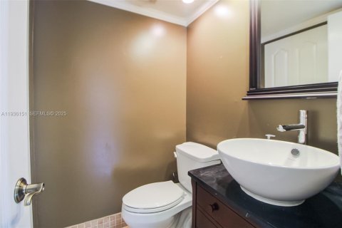 House in Miami, Florida 4 bedrooms, 189.8 sq.m. № 1994090 - photo 16