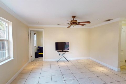 House in Miami, Florida 4 bedrooms, 189.8 sq.m. № 1994090 - photo 4