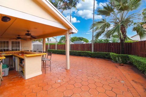 House in Miami, Florida 4 bedrooms, 189.8 sq.m. № 1994090 - photo 20