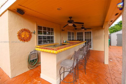 House in Miami, Florida 4 bedrooms, 189.8 sq.m. № 1994090 - photo 18