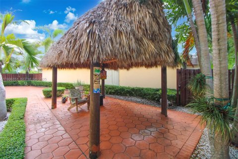 House in Miami, Florida 4 bedrooms, 189.8 sq.m. № 1994090 - photo 19