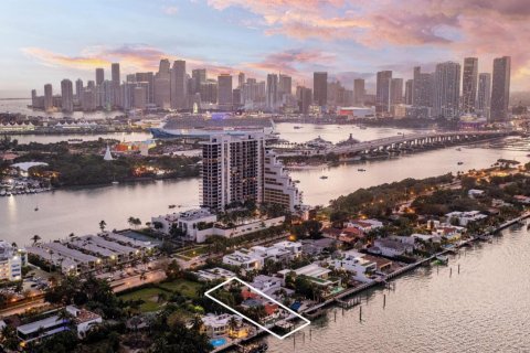 Casa en venta en Miami, Florida, 3 dormitorios, 359.35 m2 № 996279 - foto 1