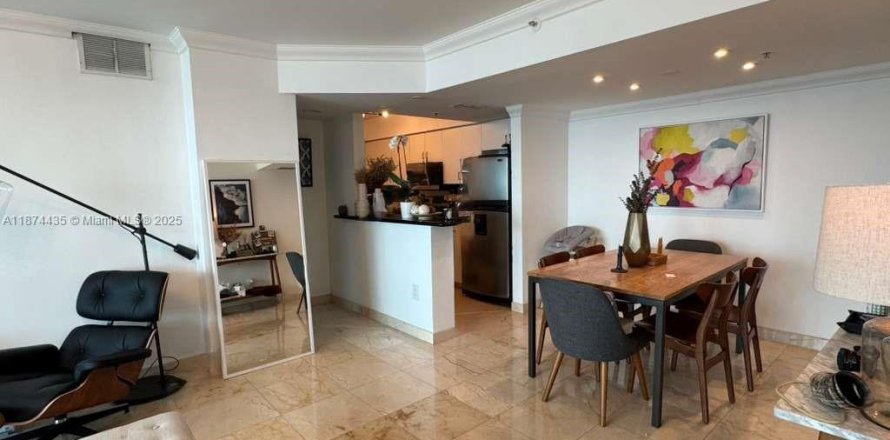 Condominio en Miami, Florida, 2 dormitorios  № 1926412