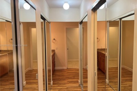 Condo in Doral, Florida, 2 bedrooms  № 1974476 - photo 8