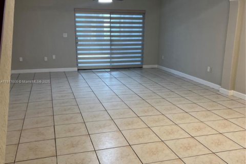 Condo in Doral, Florida, 2 bedrooms  № 1974476 - photo 5