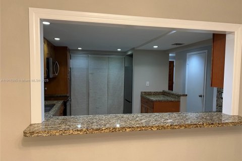 Condo in Doral, Florida, 2 bedrooms  № 1974476 - photo 4