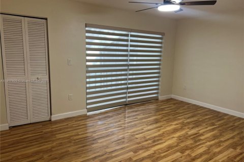 Condo in Doral, Florida, 2 bedrooms  № 1974476 - photo 6