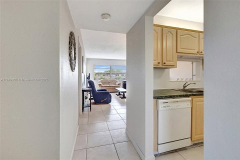 Condo in Lauderdale Lakes, Florida, 1 bedroom  № 1960012 - photo 12