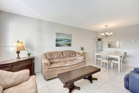 Condo in Lauderdale Lakes, Florida, 1 bedroom  № 1960012 - photo 7